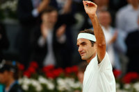 Federer sufre ante Monfils para unirse a Djokovic y Thiem en cuartos en la Caja Mágica