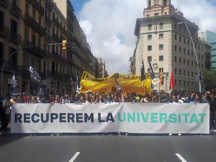 Unos 1.200 estudiantes se manifiestan en Barcelona por la rebaja de tasas universitarias