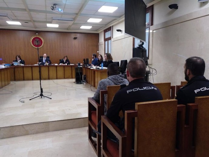 Mantenen la petició de 12 anys de presó per a un acusat de traficar amb gas del riure i mossegar a un policia