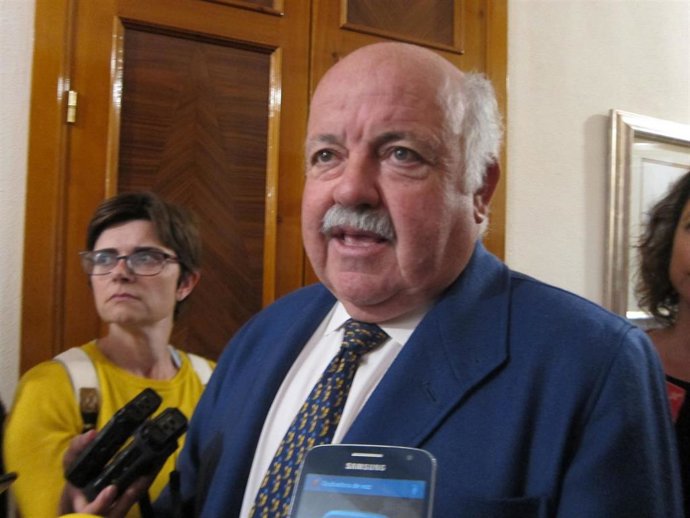 Aguirre anuncia que abordará de forma "clara y contundente" la situación de la plantilla de Salud Responde