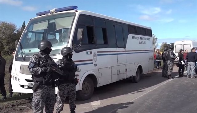 Así escaparon nueve presos de un autobús penitenciario en Rosario, en Argentina