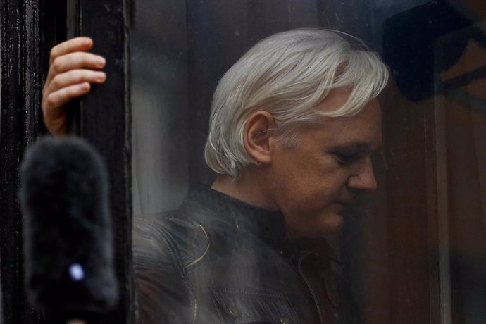 Condenan a Julian Assange a casi un año de cárcel por infringir la libertad condicional en Reino Unido