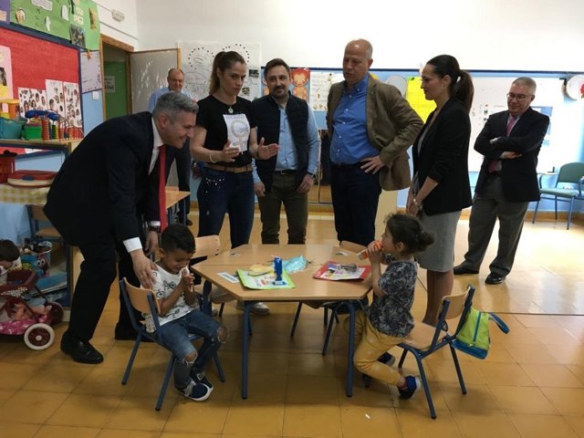 Jaén.- Educación.- Imbroda conoce "de primera mano" la labor desarrollada en los centros de zonas desfavorecidas