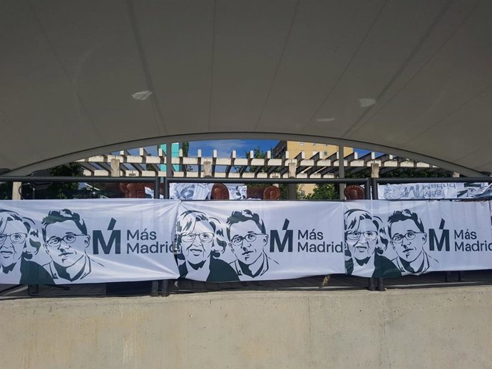 26M.- La Plaza De La Asociación De Orcasitas Se Prepara Para La Cuenta Atrás Con 2.000 Banderolas De Más Madrid