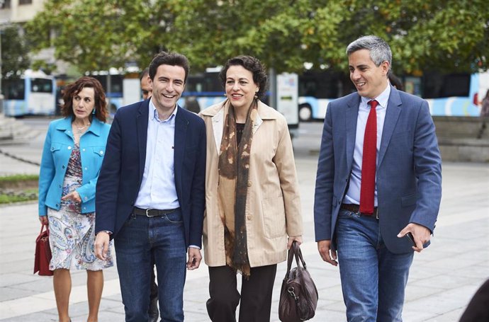 La ministra de Trabajo, Magdalena Valerio, participa en Santander en un desayuno informativo junto a los candidatos del PSOE de Cantabria y su capital