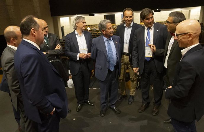 Revilla considera "vital" el desarrollo logístico para el crecimiento de Cantabria