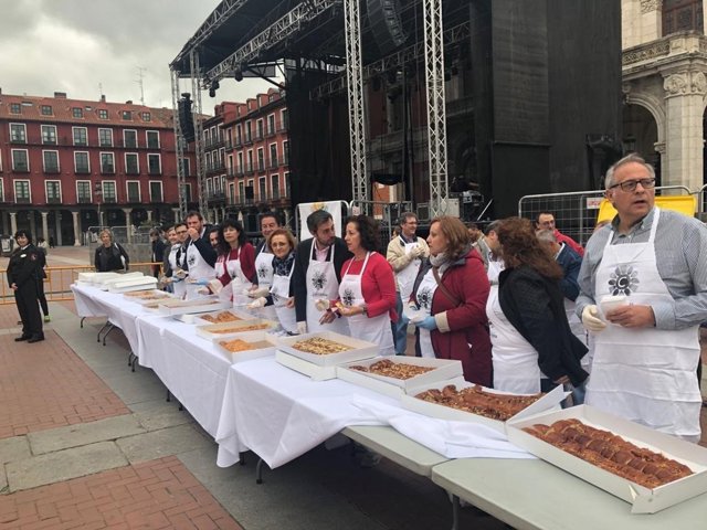 Los vallisoletanos degustan 2.000 raciones de la Corona de San Pedro en menos de media hora