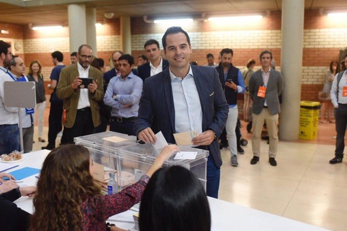 28A.- Aguado afirma que está en juego "pasar página" a los años de crisis, recortes y la "etapa de dos Españas" 