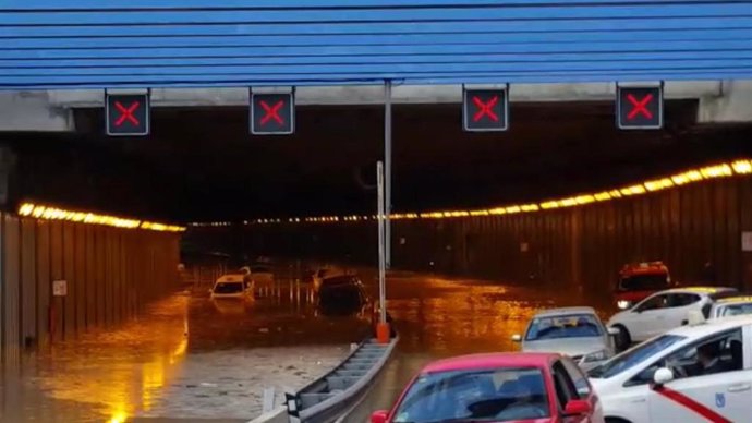 Cortado acceso a la T-4 de Barajas por la M-14 por inundación de un túnel 