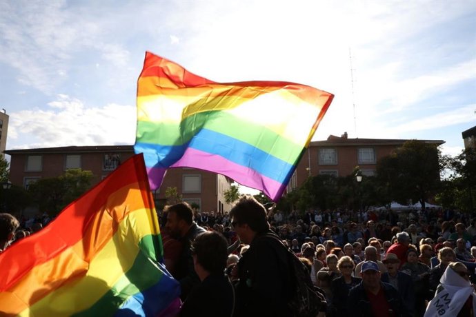 26M.- Decenas De Banderas Arcoíris Toman El Inicio De Campaña De Más Madrid A Ritmo De Los Chunguitos