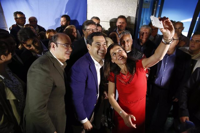 El presidente del PP-A y de la Junta de Andalucía, Juanma Moreno, presenta al candidato del PP a la alcaldía de Granada, Sebastián Pérez    