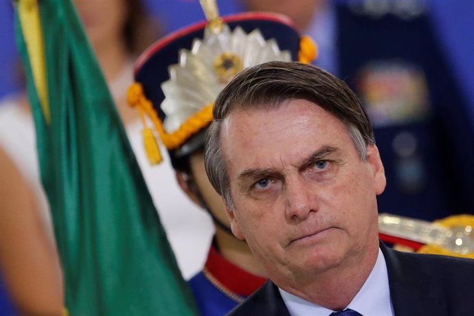 Brasil.- Bolsonaro firma un decreto para facilitar la importación de armas y municiones a Brasil