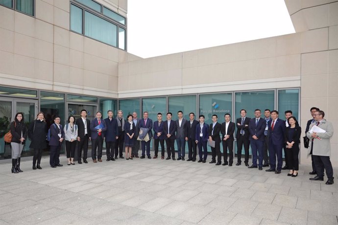 Una delegaciónde fabricantes de vehículos de China visita el Puerto de Barcelona