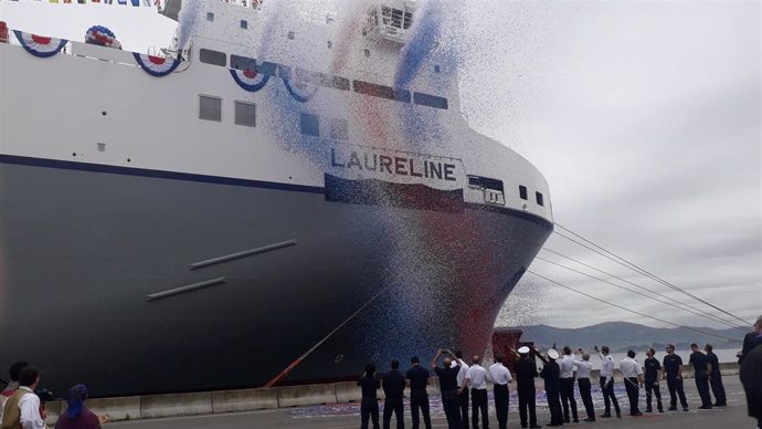 La naviera CLdN bautiza en el puerto de Santander el buque ro-ro Laureline