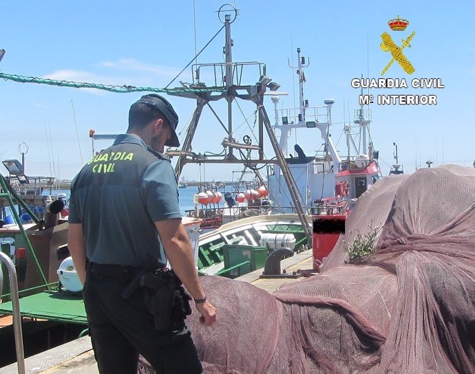 Huelva.- La Guardia Civil detiene a un varón e investiga a otro por el robo de plomo de las redes de embarcaciones