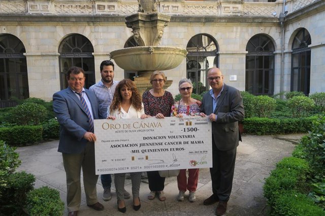 Jaén.-MásJaén.-Oro de Cánava entrega 3.000 euros a dos asociaciones contra el cáncer con recaudación solidaria de aceite