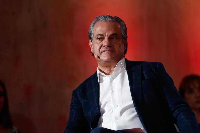 Componentes de Ciudadanos participan en una charla-coloquio sobre economía