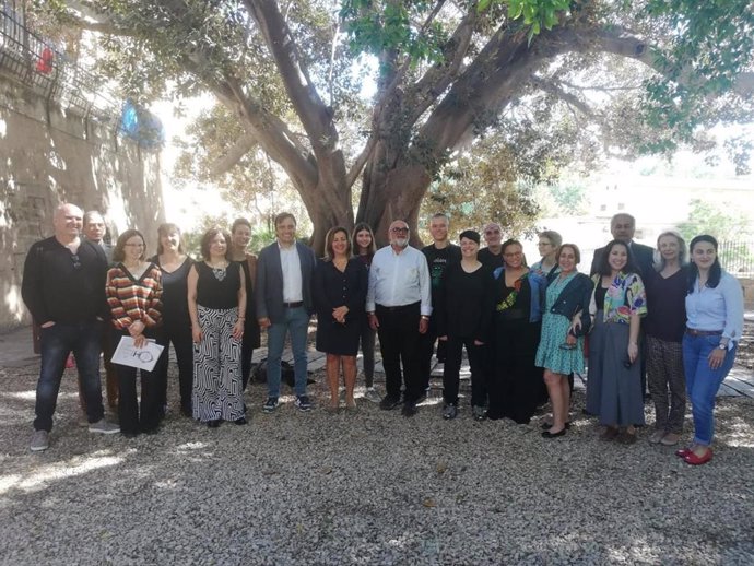 El Govern participa en la edición del libro 'Poesia és estimar' del Festival de Poesia de la Mediterrnea