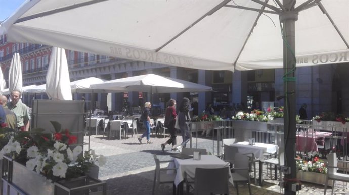 La Plaza Mayor estrena sus nuevas terrazas con mobiliario y rótulos homogéneos, vegetación y protección acústica