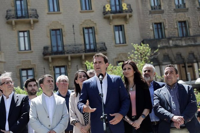 Rivera expresa su apoyo a la familia de Rubalcaba y al PSOE: "Deseo que salga de esta"
