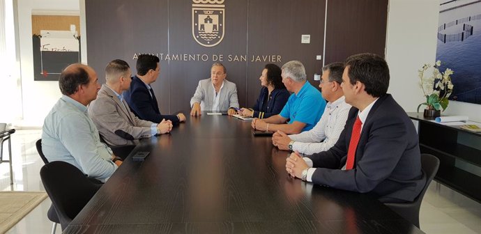 Comunidad y Ayuntamiento impulsan medidas de transporte que fomenten el turismo y la conectividad de San Javier