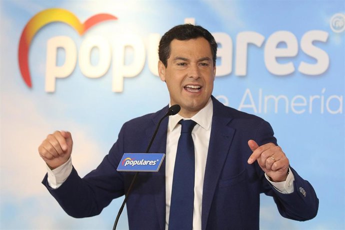 El presidente del PP-A, Juanma Moreno, participa en un desayuno con mayores en Almería 