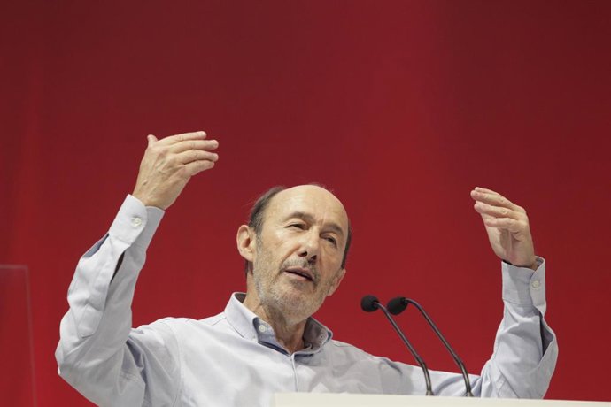Carmena trasllada el respecte i afecte de l'Ajuntament als afins de Rubalcaba i a la família socialista