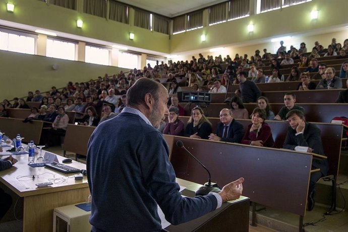 La Complutense lamenta la muerte del "profesor" Rubalcaba y le agradece su dedicación y trabajo