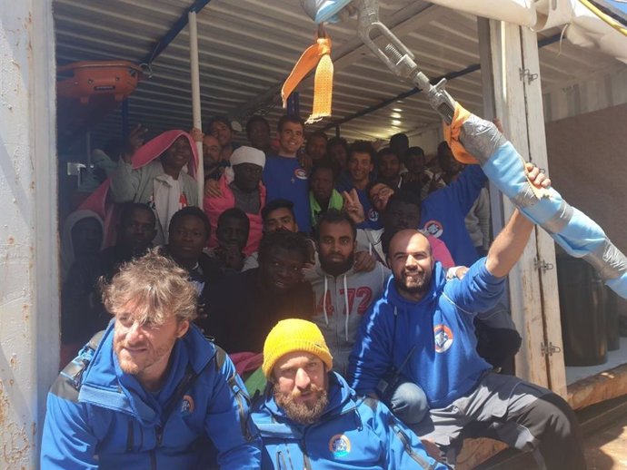 Italia.- Italia bloquea el barco de una ONG que había rescatado a 30 migrantes en el Mediterráneo