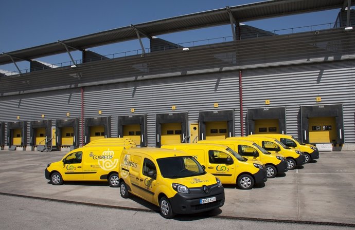 Economía/Empresas.- Correos compra 118 furgonetas diesel y 40 eléctricas y de gas por 2 millones de euros