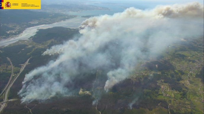 Incendios.- El Gobierno envía ocho medios aéreos y una BRIF para combatir las llamas en Dodro (La Coruña)