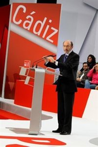 El PSOE de Cádiz expresa su "profunda conmoción" por la muerte de Rubalcaba, que fuera diputado por la provincia