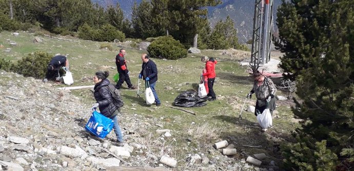 Sesenta voluntarios recogen 800 kilos de desechos en el Parc Natural de l'Alt Pirineu (Lleida)