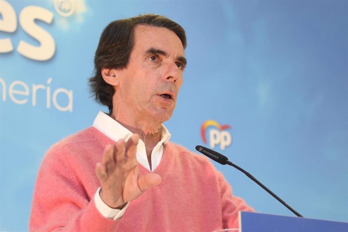 El expresidente del Gobierno y presidente de la Fundación FAES, José María Aznar, participa en un acto de campaña del PP.  