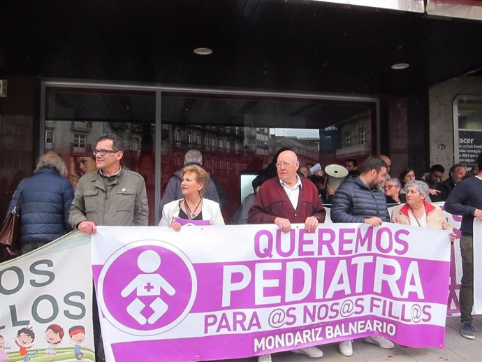 Anpas y vecinos se manifiestan en Vigo para demandar un aumento de la plantilla de pediatras