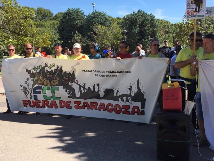 Zaragoza.- Los trabajadores de FCC se concentran en el parque José Antonio Labordeta este viernes
