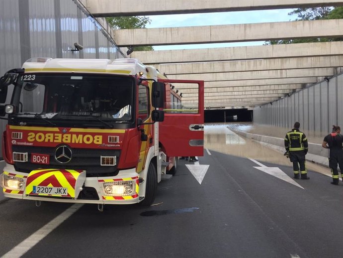 (A) Continúa cortado el acceso a la T4 de Barajas por la M-13 y los Bomberos trabajan en la extracción de agua del túnel
