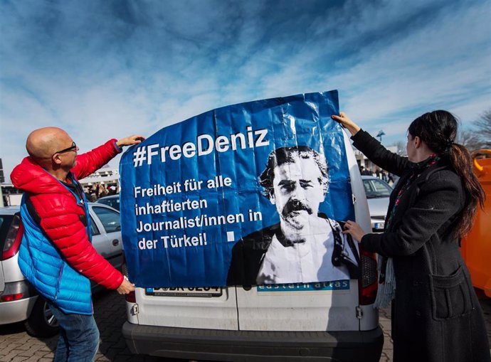 Pancarta por Deniz Yucel, periodista alemán encarcelado en Turquía