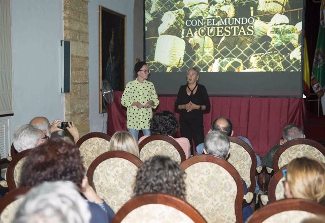 CádizAlDía.- La Diputación estrena el documental 'Con el mundo a cuestas' sobre las mujeres porteadoras del Tarajal