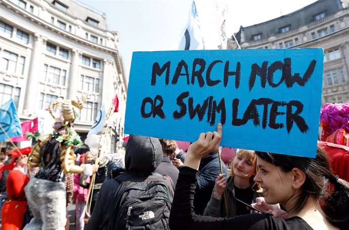 R.Unido.- Miles de activistas por el clima bloquean el centro de Londres