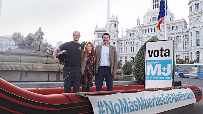 M+J cambia los coches electorales por lanchas de rescate para reivindicar que se acaben las muertes en el Mediterráneo