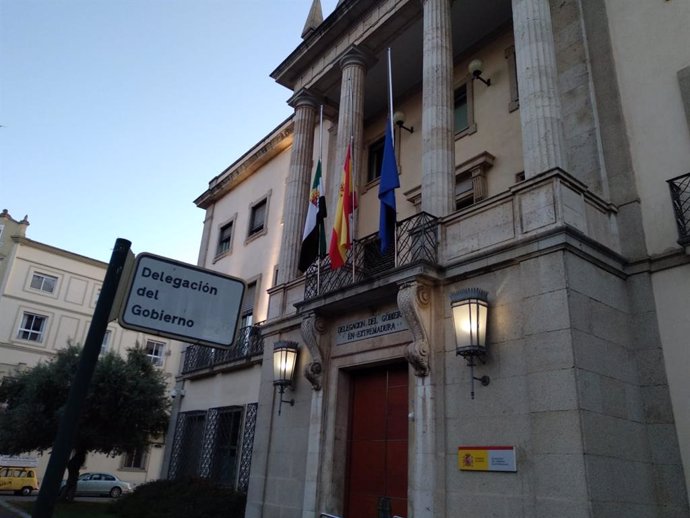 Las banderas de la Delegación del Gobierno en Extremadura ondean a media asta por Alfredo Pérez Rubalcaba