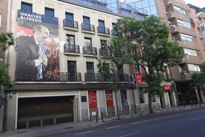 El PSOE despliega una pancarta con la imagen de Rubalcaba en la fachada de su sede en Madrid