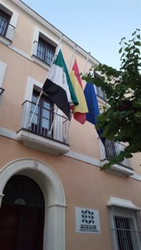 Las banderas de la sede de la Fempex en Mérida ondean a media asta en señal de duelo por Alfredo Pérez Rubalcaba