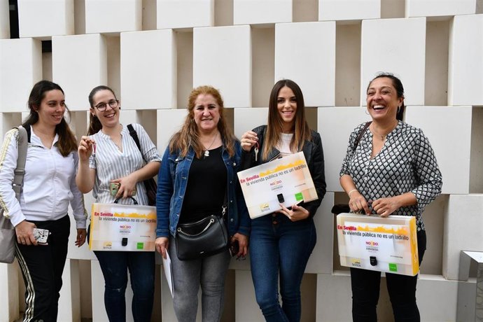 Sevilla.- El Ayuntamiento entrega otras ocho viviendas protegidas en régimen de alquiler con opción a compra