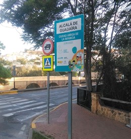 Sevilla.- Instalan cuatro placas que dan la bienvenida a Alcalá,