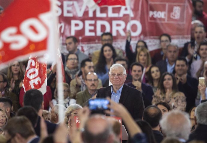 El presidente del Gobierno, Pedro Sánchez, participa en un mítin junto a la secretaria general del PSOE-A, Susana Díaz