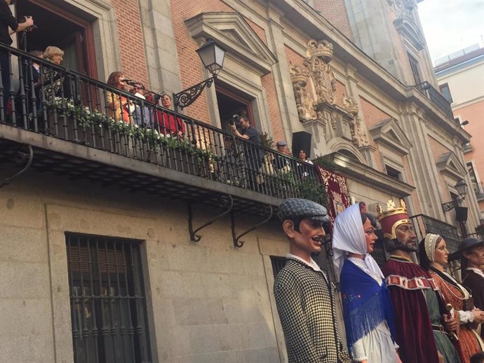 Elvira Lindo llama a conservar el Madrid "inclusivo" y "de barrio" en el pregón de las Fiestas de San Isidro