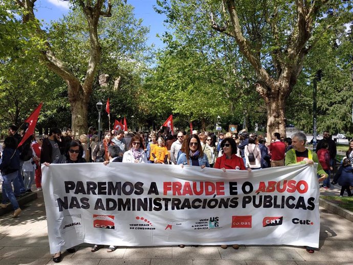 Un centenar de personas pide en SANTIAGO
