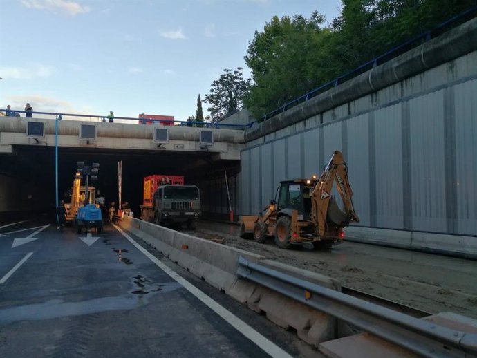 Continúa cortado el acceso a T4 de Barajas por la M-14, aunque han retirado ya 9 coches que estaban atrapados en túnel